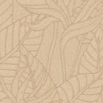 Beige behang met een subtiel reliëfpatroon van Strelitzia-bladeren.