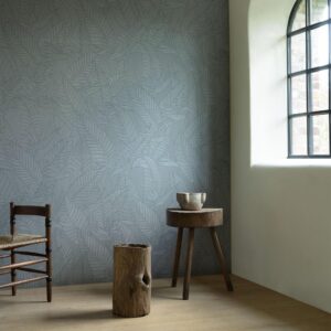 Minimalistisch interieur met Arte Tali Strelitzia behang in grijstinten en rustieke houten meubels.