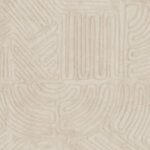 Beige behang met een reliëfpatroon van organische, geometrische lijnen uit de Arte Tali Tamba 60724 collectie van Buningh.