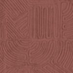 Roodbruin behang met een reliëfpatroon van abstracte, geometrische lijnen uit de Arte Tali Tamba collectie.