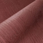 Close-up van het Arte Tali Tamba 60728 behang met een reliëfpatroon in een warme roodbruine tint.