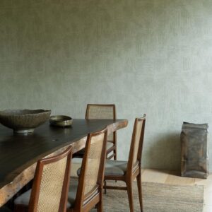 Eetkamer met houten tafel, rotan stoelen en Arte Tali Tamba 60729 behang op de muur.