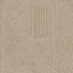 Beige behang met een reliëfpatroon van abstracte, geometrische lijnen uit de Arte Tali Tamba 60731 collectie van Buningh.