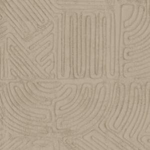 Beige behang met een reliëfpatroon van abstracte, geometrische lijnen uit de Arte Tali Tamba 60731 collectie van Buningh.