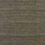 Textuur van Arte Tenere 74021 Kharga Burnt Olive behang met een donkergroene, leerachtige krokodillenhuidstructuur in een rechthoekig patroon.