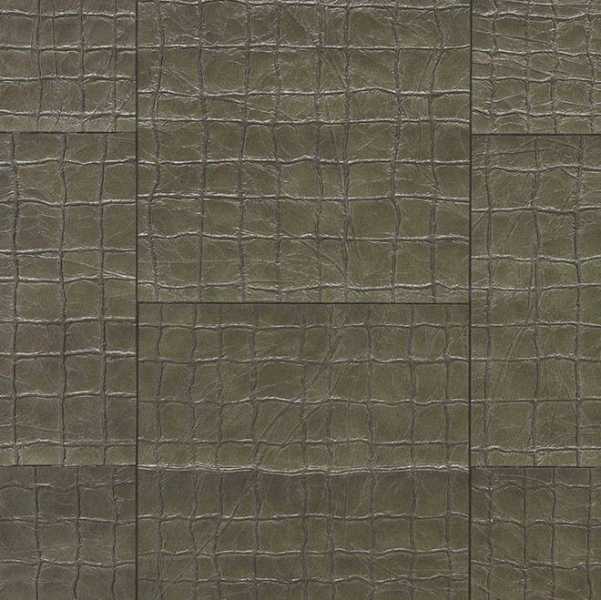 Textuur van Arte Tenere 74021 Kharga Burnt Olive behang met een donkergroene, leerachtige krokodillenhuidstructuur in een rechthoekig patroon.