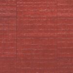 Rood behang met een reliëfstructuur die lijkt op krokodillenleer, uit de Arte Tenere Kharga collectie.