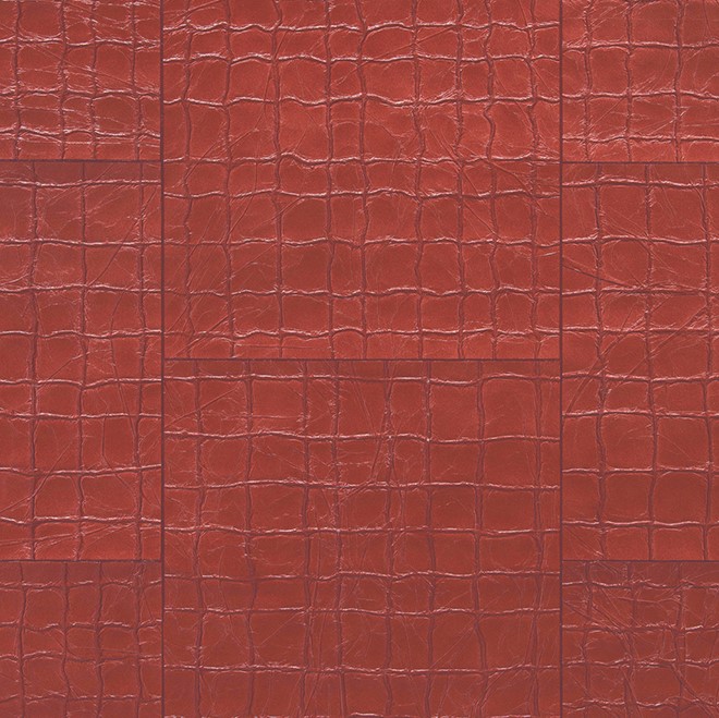 Rood behang met een reliëfstructuur die lijkt op krokodillenleer, uit de Arte Tenere Kharga collectie.