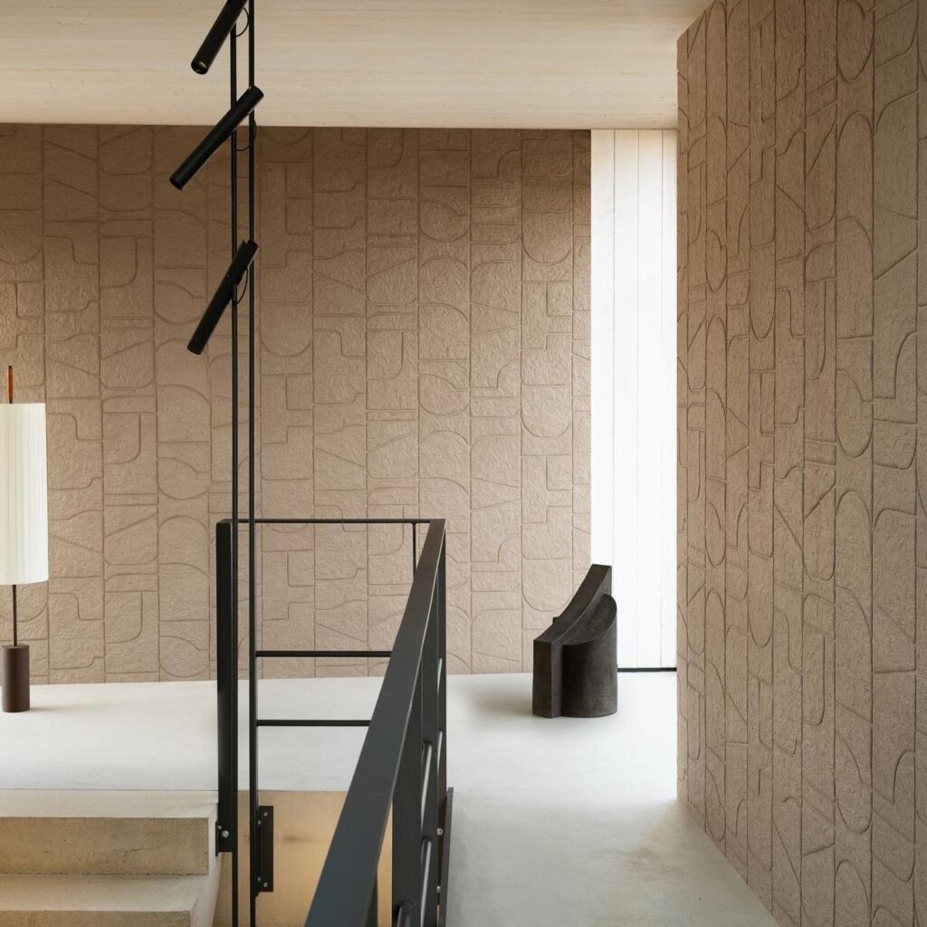 Moderne interieurhal met Arte Terra Arcane 23913-behang in geometrisch reliëfpatroon op de muren.