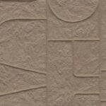 Reliefstructuur van het Arte-Terra Arcane 23913 behang in een aardetint met geometrisch patroon.