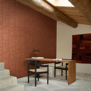 Modern interieur met Arte Terra Arcane 23914 behang in terracotta tint en houten meubelen onder een schuin houten plafond.