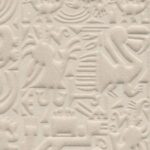 Reliefbehang met abstracte en geometrische Chimu-inspiraties in zandkleur, uit de Arte Terra collectie (model 23901).