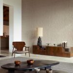 Modern interieur met Arte-Terra Chimu wandbekleding in reliëf, rustieke meubels en aardetinten.
