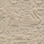 Reliefbehang met abstracte Chimu-figuren en dieren in aardetinten uit de Arte-Terra collectie.