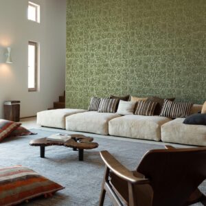 Woonkamer met beige loungebank, houten meubelen en een groene Arte-Terra Chimu 23903 muur met reliëfpatroon.