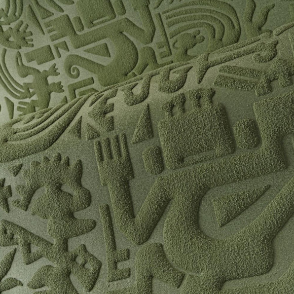 Detailopname van een groen reliëfoppervlak met Chimu-geïnspireerde figuren en symbolen uit de Arte-Terra collectie.
