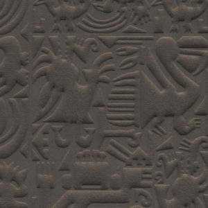 Reliëfbehang met abstracte Chimu-inspiratie en aardetint, patroon met gestileerde figuren en symbolen.