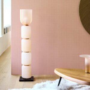 Moderne woonkamer met Arte Textura Alma-behang in zachtroze, designlamp en houten salontafel op een wit vloerkleed.