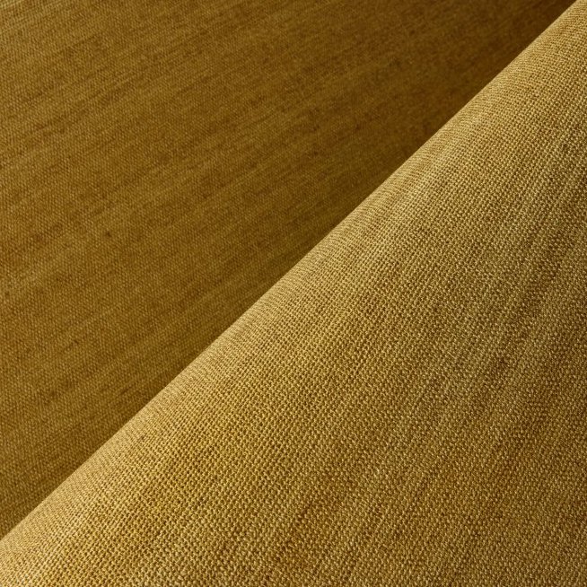 Close-up van het Arte Textura Lignes behang in okergeel met een geweven textuur.