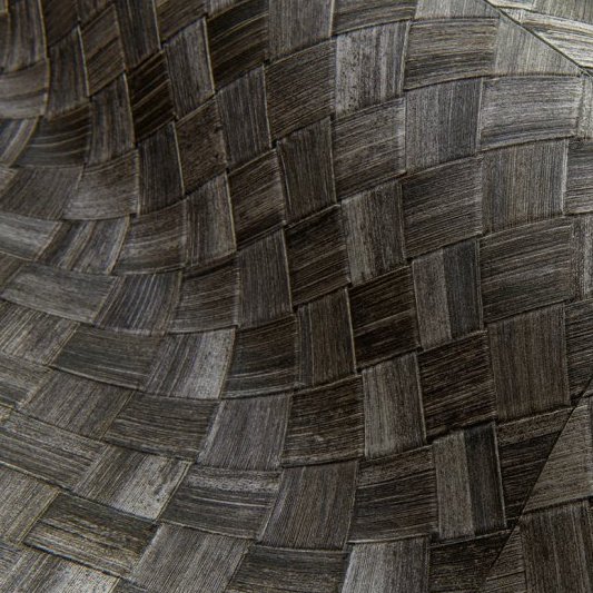 Close-up van Arte Textura Pandan behang met een gevlochten, natuurlijk ogende structuur in donkere tinten.