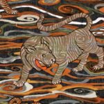 Illustratieve tijger met gekrulde strepen op kleurrijk, golvend Arte Tigris behang uit de Gitane collectie.