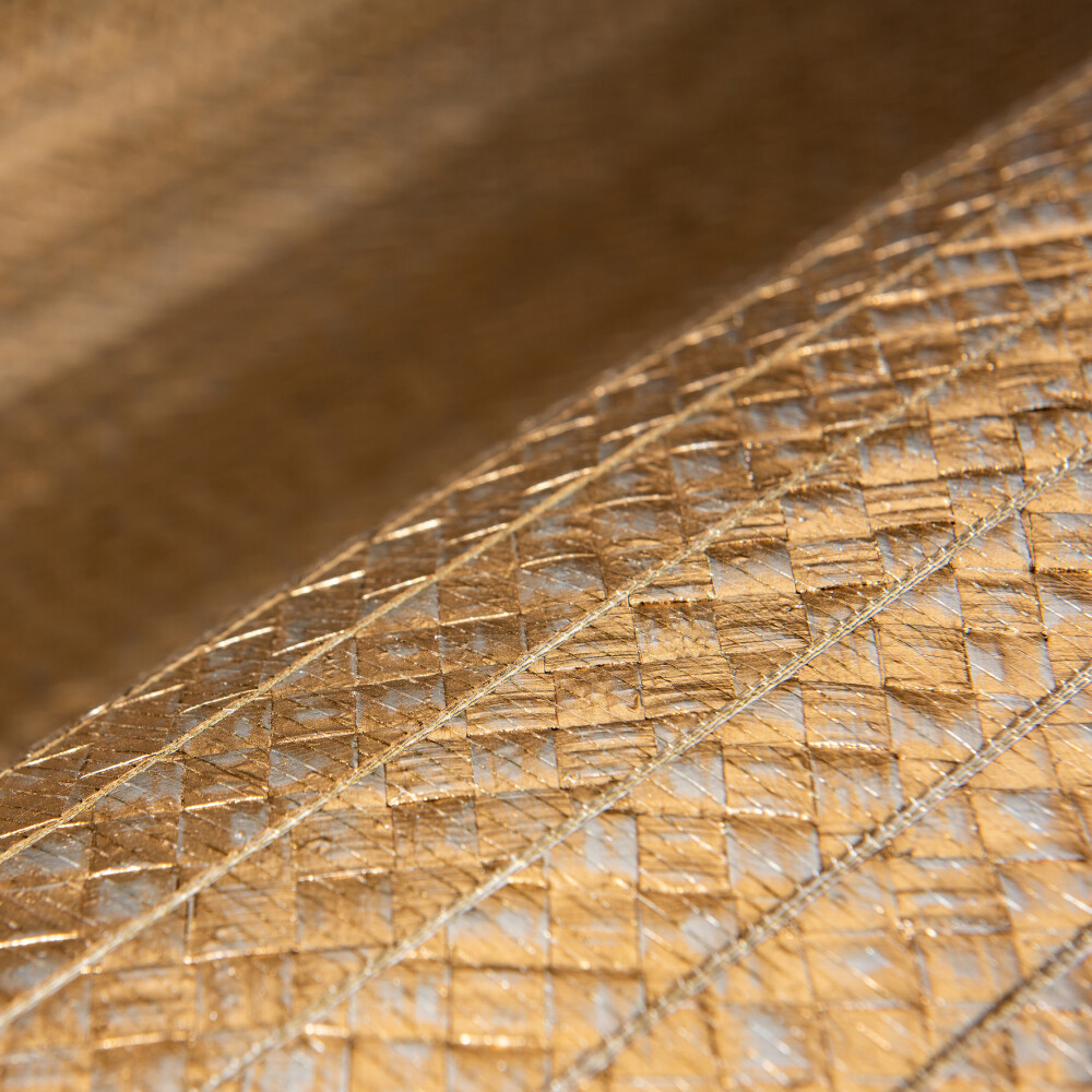 Detailopname van het Arte Twill behang 40330 met een glanzende, goudkleurige geweven textuur.