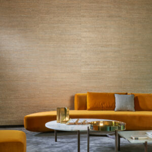 Moderne woonkamer met Arte Twill behang 40332, okergele fluwelen bank en stijlvolle salontafels.