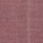 Roze Arte Uno behang met een linnenachtige textuur en subtiele verticale naad.