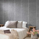 Sfeervolle slaapkamer met Arte Uno behang in grijstinten, een opgemaakt bed en rustieke houten meubels.