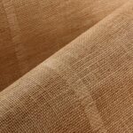Detailopname van het Arte Uno behang met een grove, geweven textuur in een natuurlijke bruintint.
