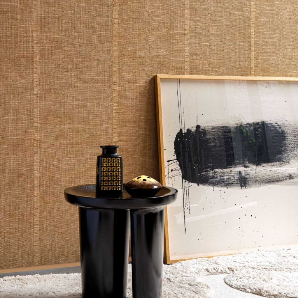 Zwart bijzettafeltje met decoratieve objecten voor Arte Uno behang in een natuurlijke linnenlook.