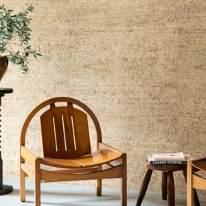 Houten stoel in een woonkamer met beige bloemmotief behang uit de Arte Ajoura Les Forêts collectie.