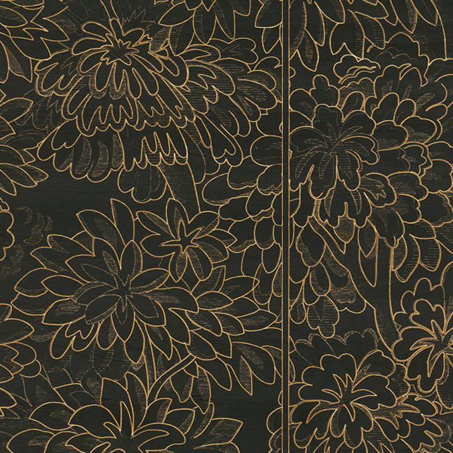 Donkerbruin Arte-behang met een goudomlijnd bloemen- en bladerpatroon uit de Ajoura Les Forêts collectie.