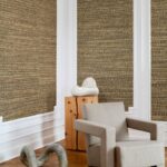 Modern interieur met Arte Ajoura behang in de kleur Oak en een beige fauteuil.