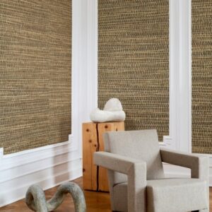 Modern interieur met Arte Ajoura behang in de kleur Oak en een beige fauteuil.