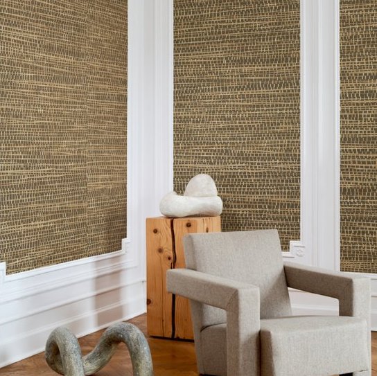 Modern interieur met Arte Ajoura behang in de kleur Oak en een beige fauteuil.