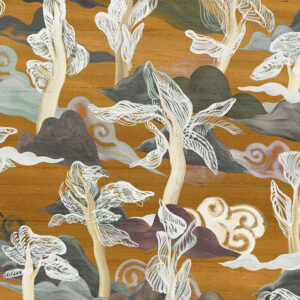Illustratief behangpatroon uit de Arte Alaya Saranda collectie met gestileerde bomen, wolken en bergen in amberkleurige tinten.