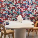 Designinterieur met Arte-behang Alaya Saranda 11540, organisch gevormde witte tafel en houten stoelen.