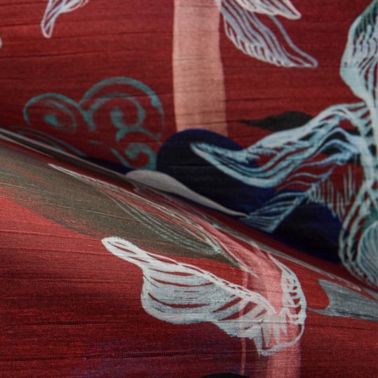 Detail van Arte-behang Alaya Saranda 11540 met een rood patroon en sierlijke florale illustraties.