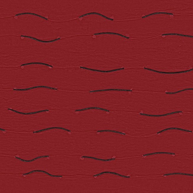 Dieprood Arte-behang uit de Atelier-collectie met golvende zwarte lijnen en subtiele textuur.