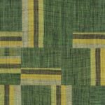 Groen Arte-behang uit de Atelier Boro AT71 collectie met een geweven patchworkpatroon en horizontale en verticale strepen in geel- en bruintinten.