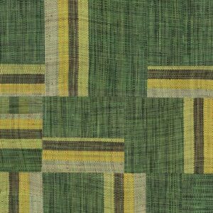 Groen Arte-behang uit de Atelier Boro AT71 collectie met een geweven patchworkpatroon en horizontale en verticale strepen in geel- en bruintinten.