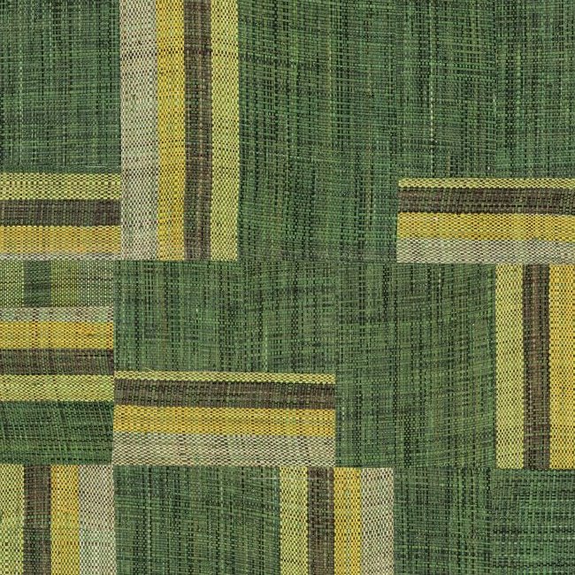 Groen Arte-behang uit de Atelier Boro AT71 collectie met een geweven patchworkpatroon en horizontale en verticale strepen in geel- en bruintinten.