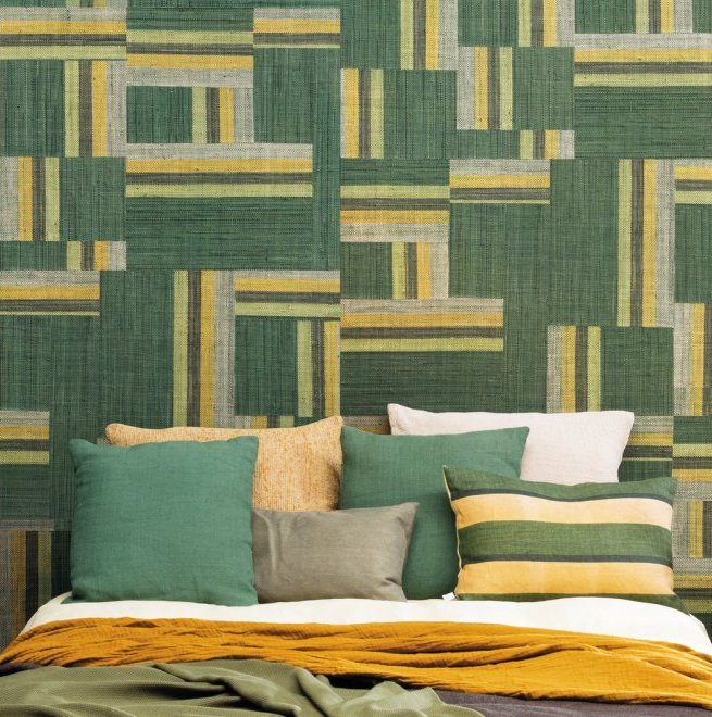 Slaapkamer met kleurrijk beddengoed en grafisch groen-geel Arte-behang uit de Atelier Boro AT71 collectie.