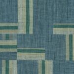 Blauwgroen Arte-behang uit de Atelier Boro AT74 collectie met een geweven patchworkpatroon en verticale en horizontale strepen.