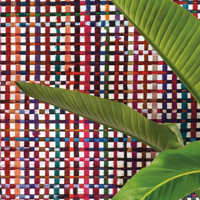 Twee grote groene bladeren voor kleurrijk geweven Arte-behang uit de Atelier Extravaganza collectie.