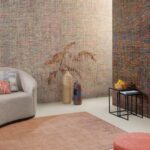 Stijlvol interieur met Arte-behang Atelier Mademoiselle Tweed AT-31 en AT-32 in een moderne zithoek.