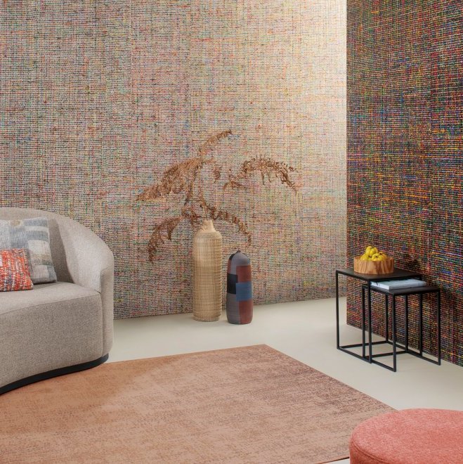 Stijlvol interieur met Arte-behang Atelier Mademoiselle Tweed AT-31 en AT-32 in een moderne zithoek.