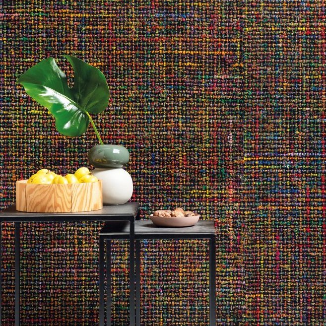 Moderne woonkamer met Arte behang Mademoiselle Tweed AT-32 en een decoratief tafeltje met fruit, nootjes en een vaas met blad.