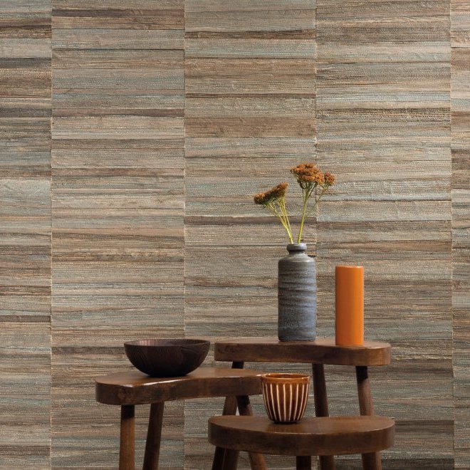Sfeervolle interieursetting met Arte behang uit de Atelier Naturally Beautiful collectie, gecombineerd met houten tafeltjes en aardewerken accessoires.